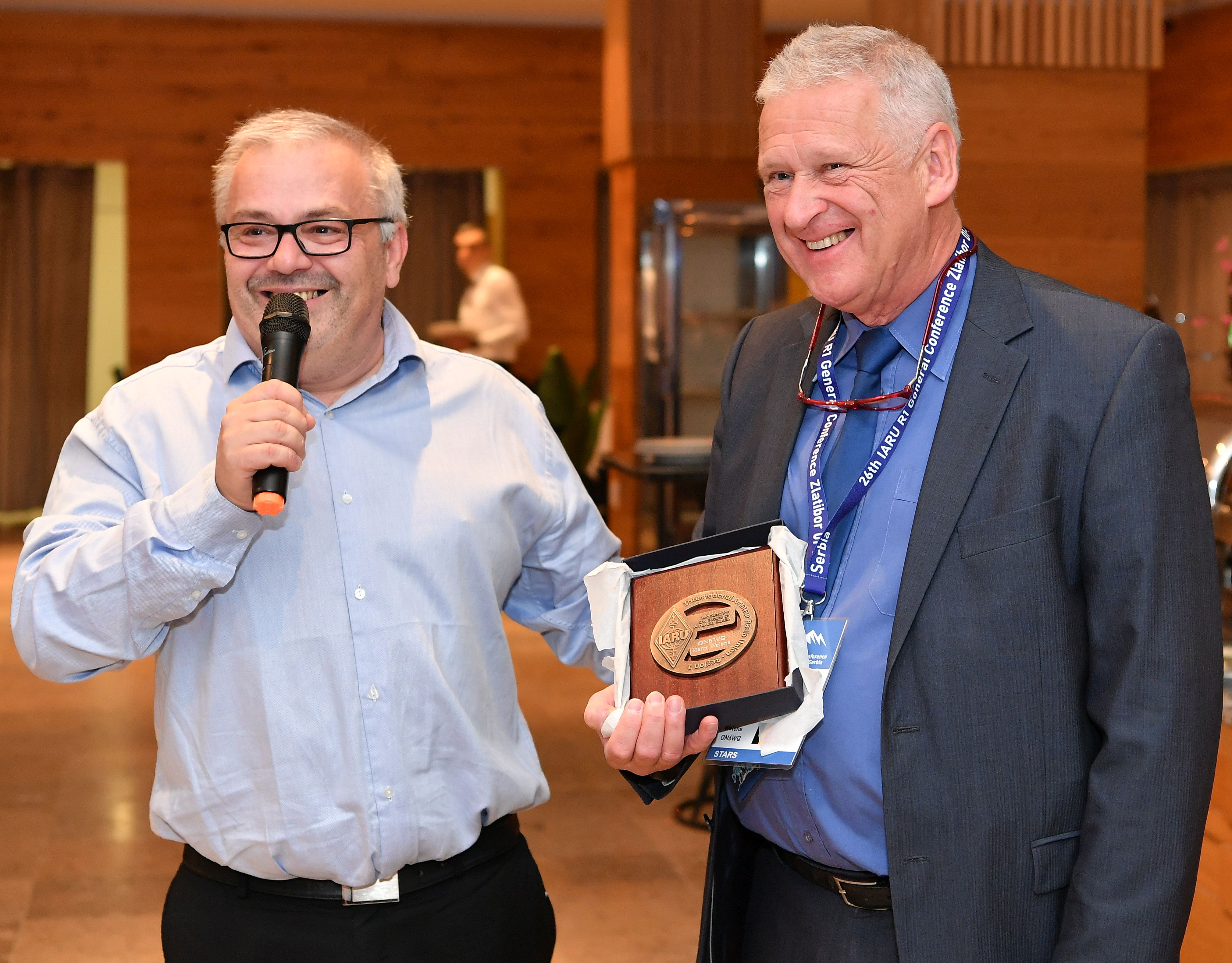 ON6WQ awarded by the IARU president at the hala dinner