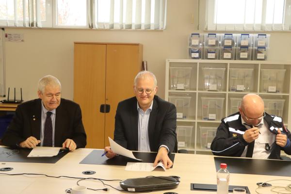 Signature de l'accord de collaboration entre l'UBA (ON7TK Claude) et le Gouverneur Olivier SCHMITZ, Major Stéphane THIRY 16 novembre 2022