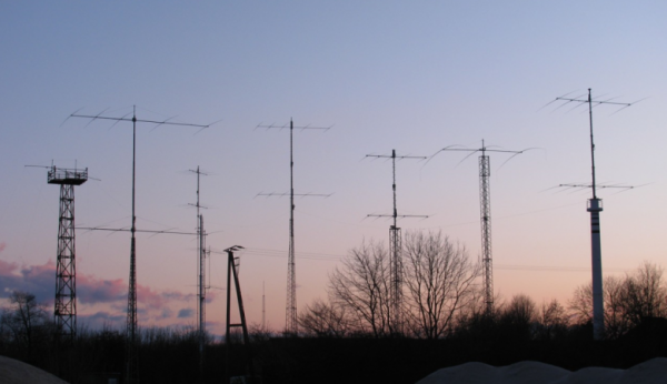 DR1A HF Antenna Farm Contest Station at sunset