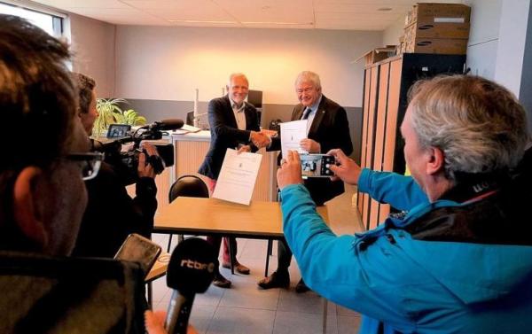 Signature de l'accord de collaboration entre l'UBA (ON7TK Claude) et le Gouverneur Gilles Mahieu vendredi 18 octobre 2019