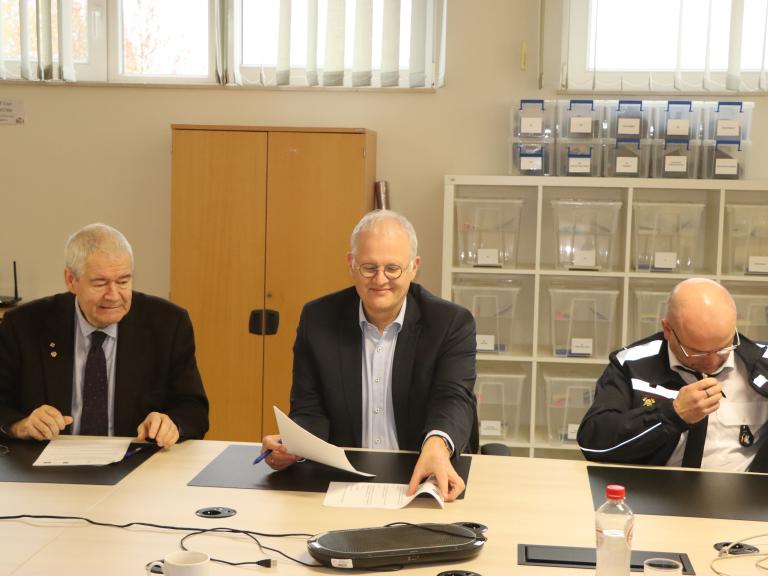 Ondertekening van de samenwerkingsovereenkomst tussen de UBA (ON7TK Claude) en gouverneur Olivier SCHMITZ, majoor Stéphane THIRY 16 november 2022