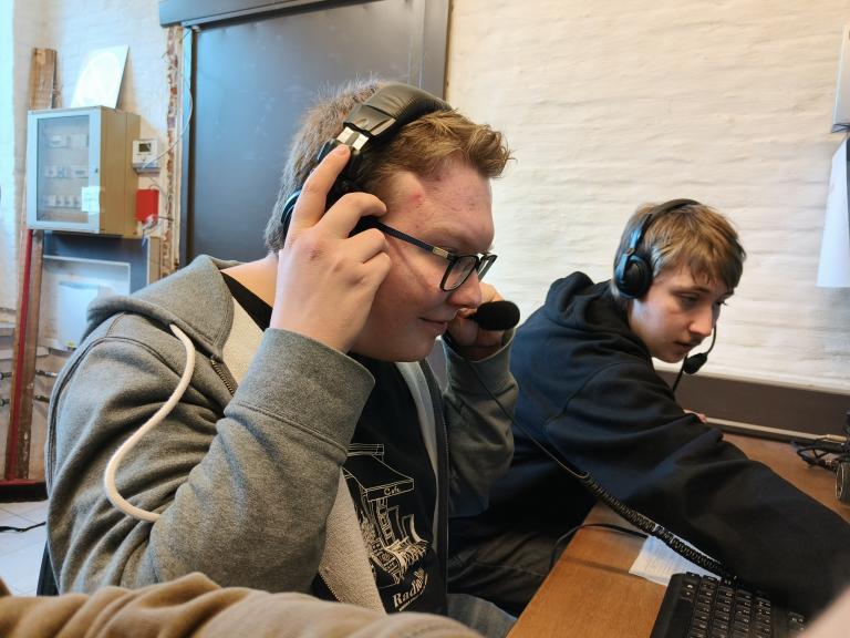 Jongeren aan de radio tijdens de YOTA contest