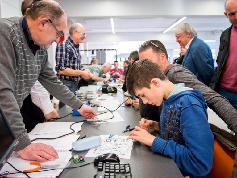 Dag van de Wetenschap 2014 Hasselt - Soldeeroefening