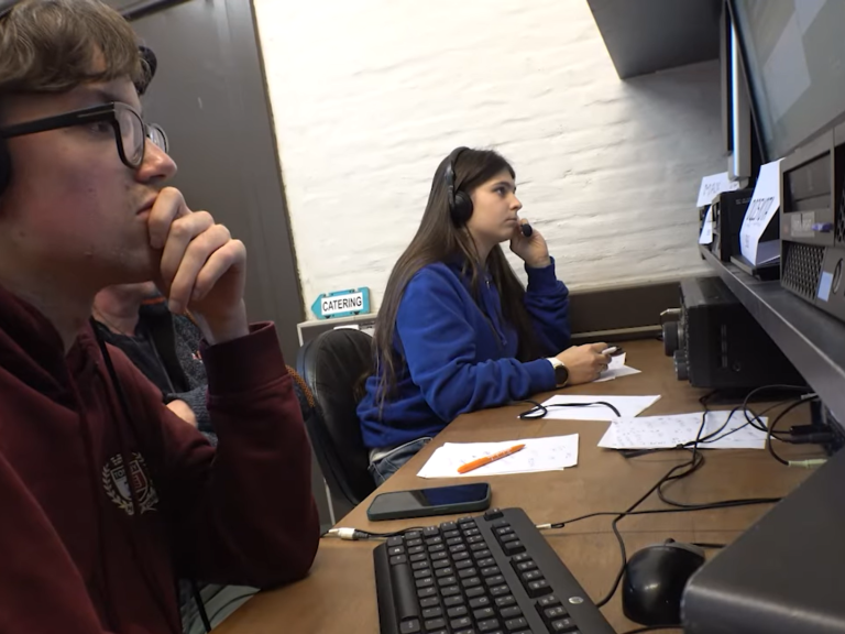 Jongeren aan de zender