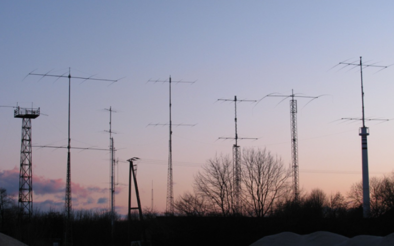DR1A HF Antenna Farm Contest Station at sunset