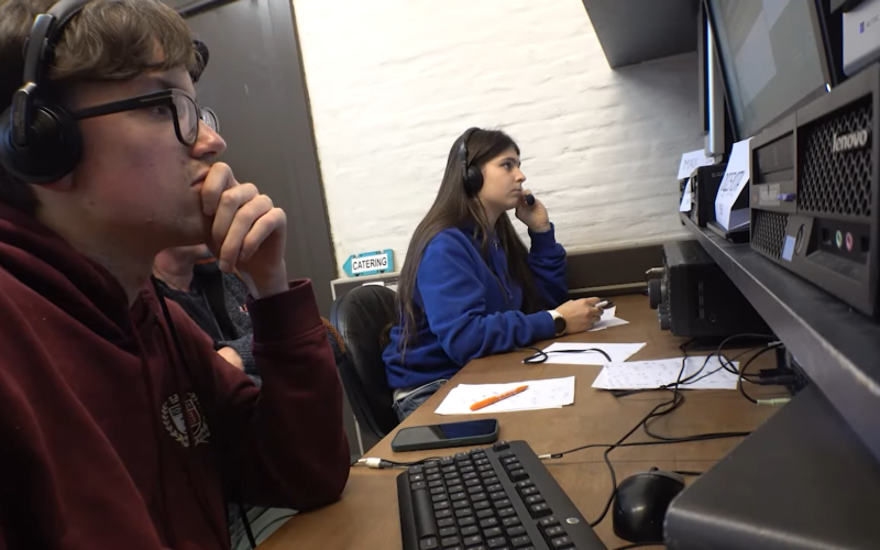 Jongeren aan de zender